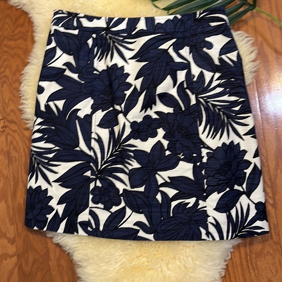 Floral Print Mini Skirt by Ann Taylor/ White, Black & Blue/ Size 8 - Picture 6 of 8